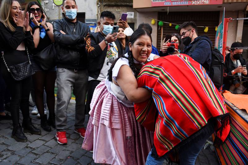 A Cholita wrestler incorporates a spectator into the performance during the Electropreste celebration, which combines traditional and modern customs, in La Paz, Bolivia March 12, 2022.  Picture taken March 12, 2022.  REUTERS / Claudia Morales
