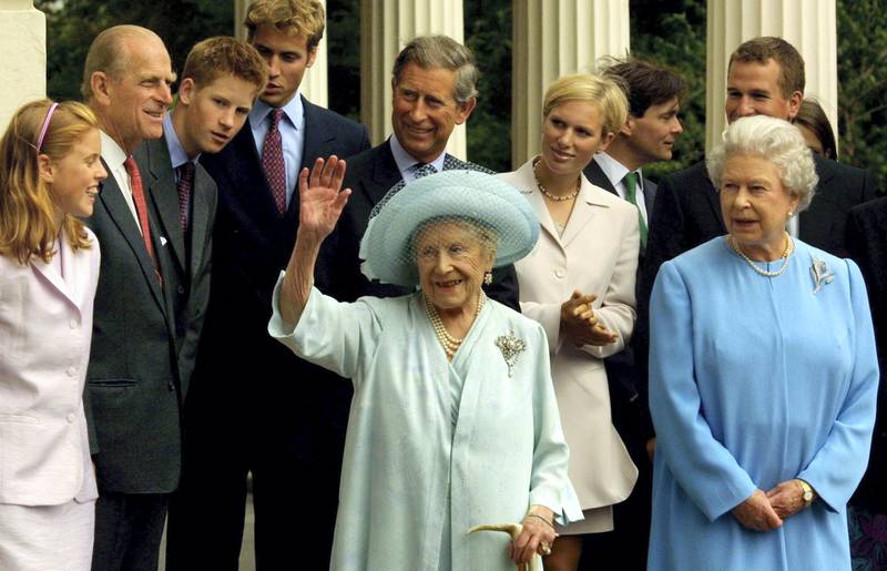 392853 14: Members of the British Royal Family appear with The Queen Mother during celebrations to mark her 101st birthday August 4, 2001 in London. (Photo by Sion Touhig/Getty Images)