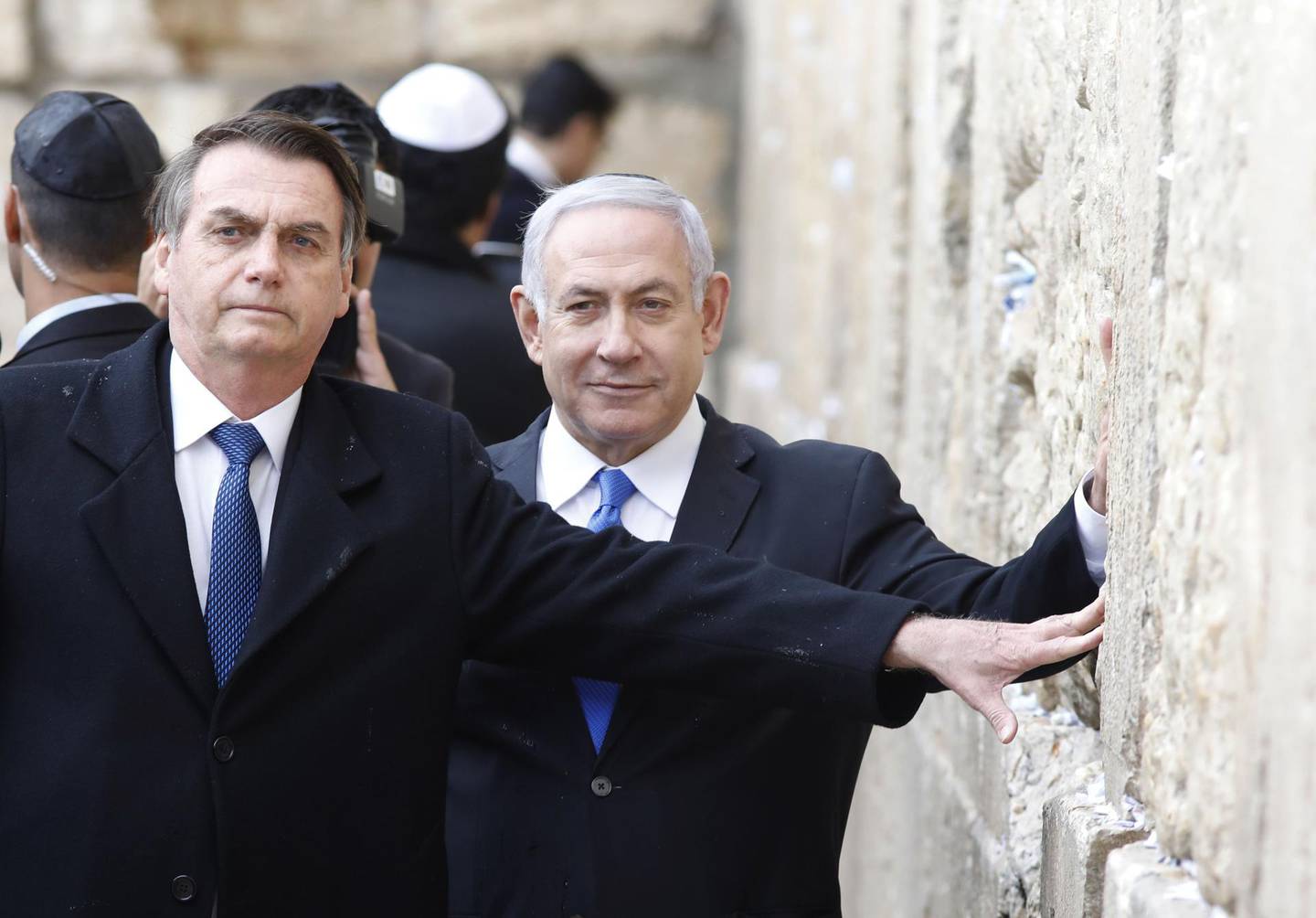 TOPSHOT - Brazilian President Jair Bolsonaro (L) and Israeli Prime Minister Benjamin Netanyahu touch the Western wall, the holiest site where Jews can pray, in the Old City of  Jerusalem on April 1, 2019. Bolsonaro arrived in Israel just ahead of the country's polls in which his ally Prime Minister Benjamin Netanyahu faces a tough re-election fight. / AFP / POOL / Menahem KAHANA
