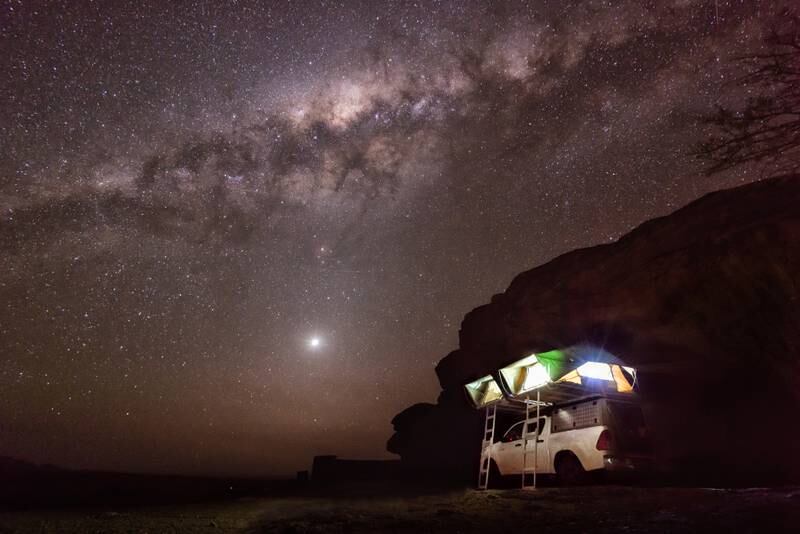 Camping en Namibia bajo un cielo estrellado.  imágenes falsas