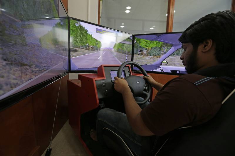 Ein Fahrer am Steuer des Fahrsimulators des Emirates Driving Institute in Dubai.  Jeffrey E. Biteng / The National