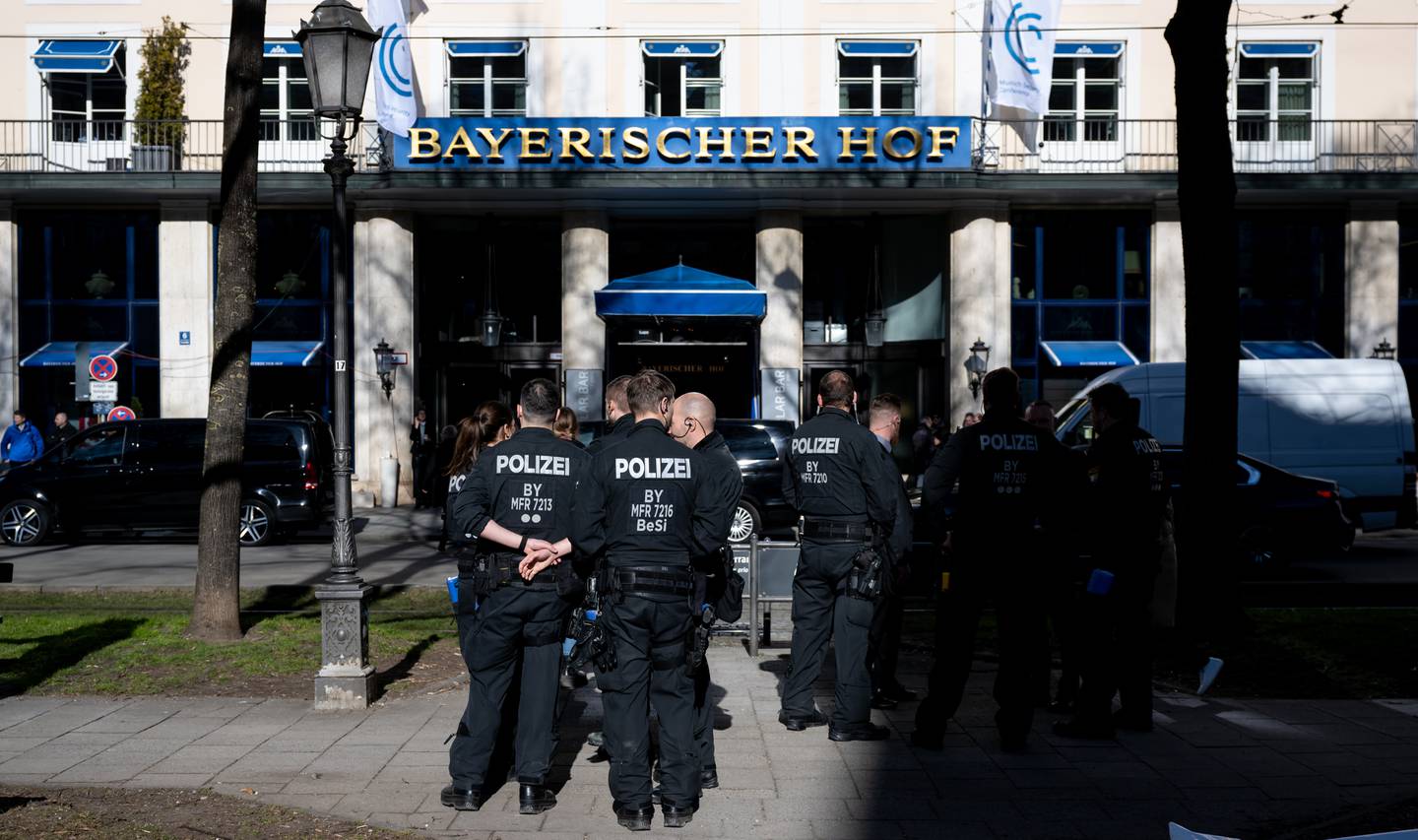 Polizisten stehen vor dem Hotel Bayerischer Hof vor der Münchner Sicherheitskonferenz.  Getty Images