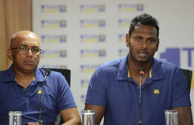 Sri Lanka's one-day and twenty20 cricket captain Angelo Mathews (R) addresses a press conference as coach Chandika Hathurusingha (L) looks on in Colombo on January 9, 2018.
Sri Lanka on January 9 announced Angelo Mathews would return as skipper for limited-overs cricket ahead of the 2019 World Cup, just six months after the allrounder stepped down from the post. / AFP PHOTO / LAKRUWAN WANNIARACHCHI