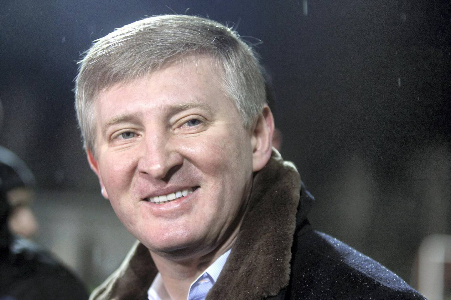 Le président du FC Shakhtar, Rinat Akhmetov, assiste à une séance d'entraînement de son équipe à Donetsk le 12 février 2013, un jour avant son match de football de la Ligue des champions contre les champions allemands du Borussia Dortmund.  AFP PHOTO/ALEXANDER KHUDOTEPLY / AFP PHOTO / Alexander KHUDOTEPLY