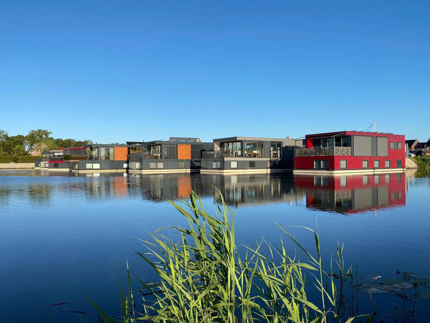Een drijvende gemeenschap van zeven watervilla's op Urk, Nederland.  Foto: Waterstudio.NL
