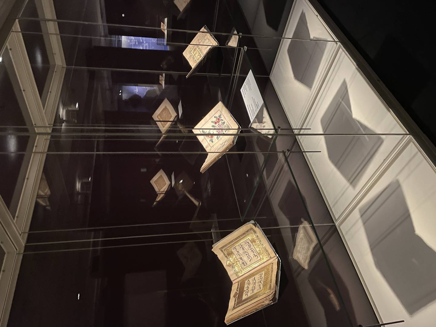 L'exposition comprend plus de 50 manuscrits et artefacts rares provenant de la collection privée de l'homme d'affaires émirati Hamid Jafar.  Photo: Musées de Sharjah