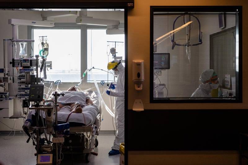Two nurses takes care of a ventilated patient. For the first time in two months, the number of people hospitalized for Coronavirus in Belgium has dropped slightly, from 7,487 patients to 7,405. Getty Images