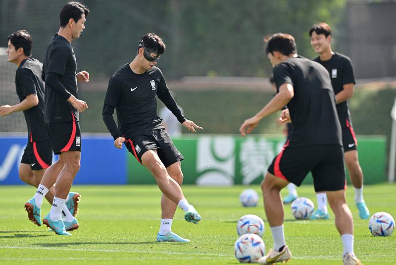 South Korea's midfielder Son Heung-min (C) attends a training session at Al Egla Training Site 5 in Doha on December 1, 2022,  on the eve of the Qatar 2022 World Cup football match between South Korea and Portugal.  (Photo by Jung Yeon-je  /  AFP)
