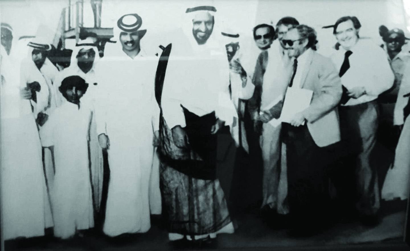 علي البواردي ، صاحب سبينس في الإمارات ، في الصورة مع الشيخ راشد ، حاكم دبي الراحل.  كان الشيخ راشد أول زبون للسوبر ماركت عندما افتتح في ديرة عام 1961. الصورة: سبينس
