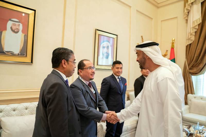 ABU DHABI, UNITED ARAB EMIRATES - September 09, 2019: HH Sheikh Mohamed bin Zayed Al Nahyan, Crown Prince of Abu Dhabi and Deputy Supreme Commander of the UAE Armed Forces (R), receives a delegate accompanying with Dato' Seri Mohamed Azmin bin Ali, Minister of Economic Affairs of Malaysia (not shown), during a Sea Palace barza.

( Mohamed Al Hammadi / Ministry of Presidential Affairs )
---