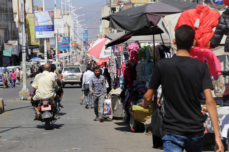 People walk in a market street in Yemen's southwestern city of Taez on November 13, 2018. The United Nations' aid chief called for a ceasefire around Yemen's city of Hodeida, where pro-government forces are battling Huthi rebels for control of the Red Sea port. / AFP / Ahmad AL-BASHA
