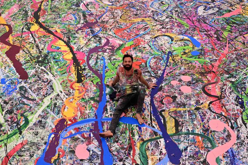 Here he sits in the middle of his record-breaking painting on September 23, 2020. AFP