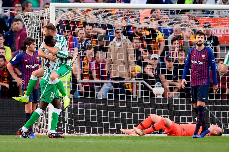 TOPSHOT - Real Betis' Spanish midfielder Joaquin (TOP) celebrates scoring his team's second goal during the Spanish league football match between FC Barcelona and Real Betis at the Camp Nou stadium in Barcelona on November 11, 2018. / AFP / Josep LAGO
