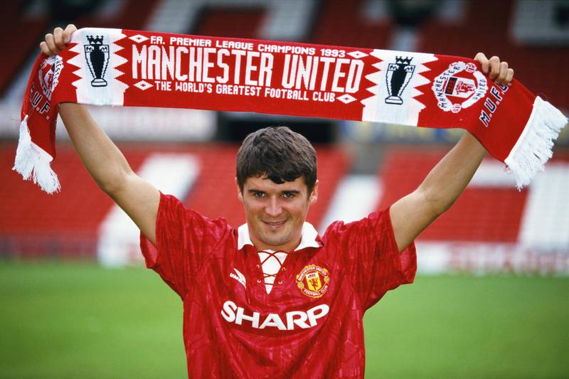 MANCHESTER, UNITED KINGDOM - AUGUST 01:  New Manchester United signing Roy Keane poses with a club scarf at Old Trafford after signing from Nottingham Forest ahead of the 1993/94 season. (Photo by Mike Hewitt/Allsport/Getty Images)