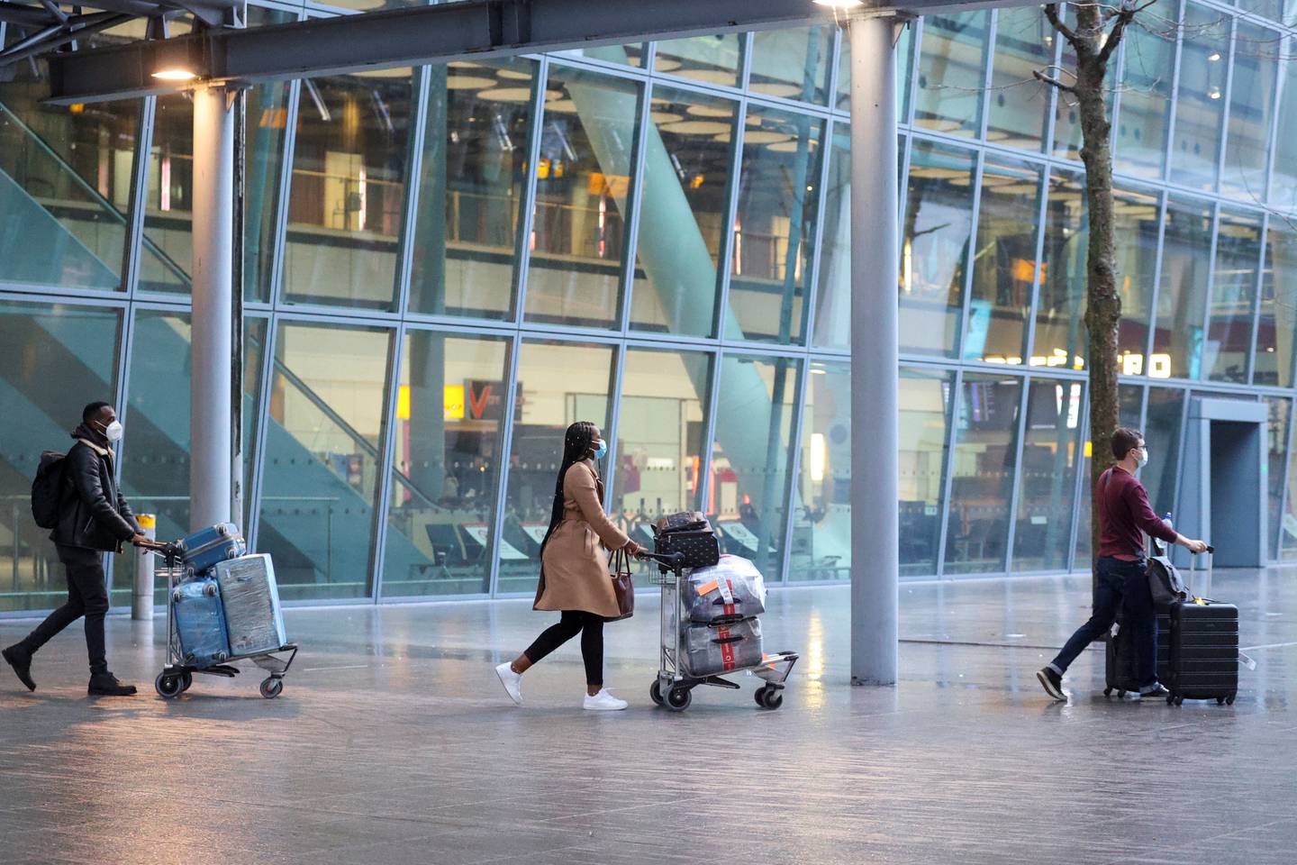 Les voyageurs arrivent à l'aéroport d'Heathrow, alors que la Grande-Bretagne introduit un programme de quarantaine dans les hôtels pour les arrivées d'un "liste rouge" de 30 pays, à Londres, en Grande-Bretagne, le 15 février 2021. REUTERS/Hannah McKay