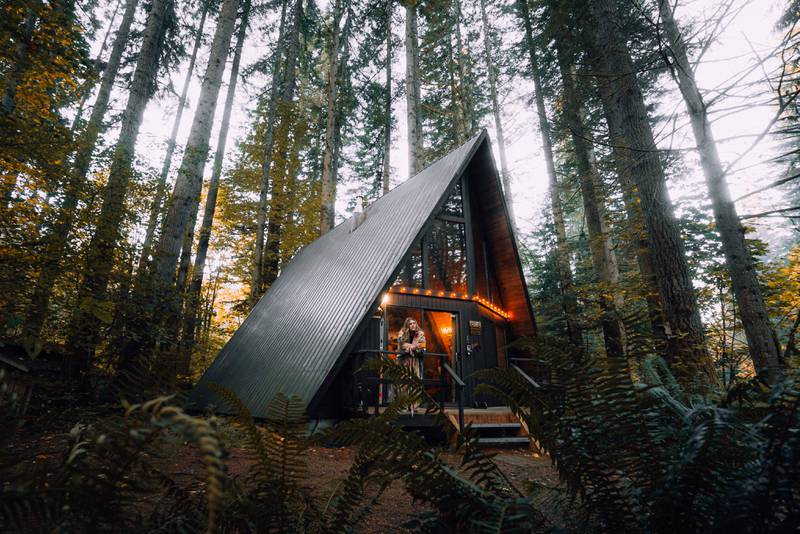 Solo traveller in a treehouse