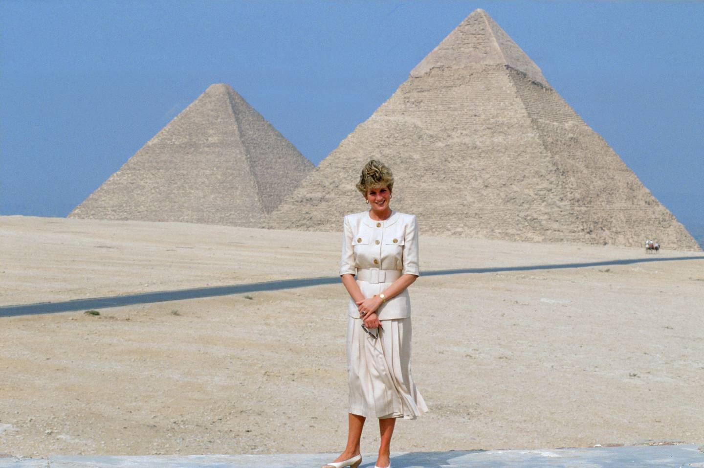 EGYPT - MAY 12:  Diana, Princess of Wales visits the Pyramids in Giza during an official tour of Egypt  (Photo by Tim Graham/Getty Images)