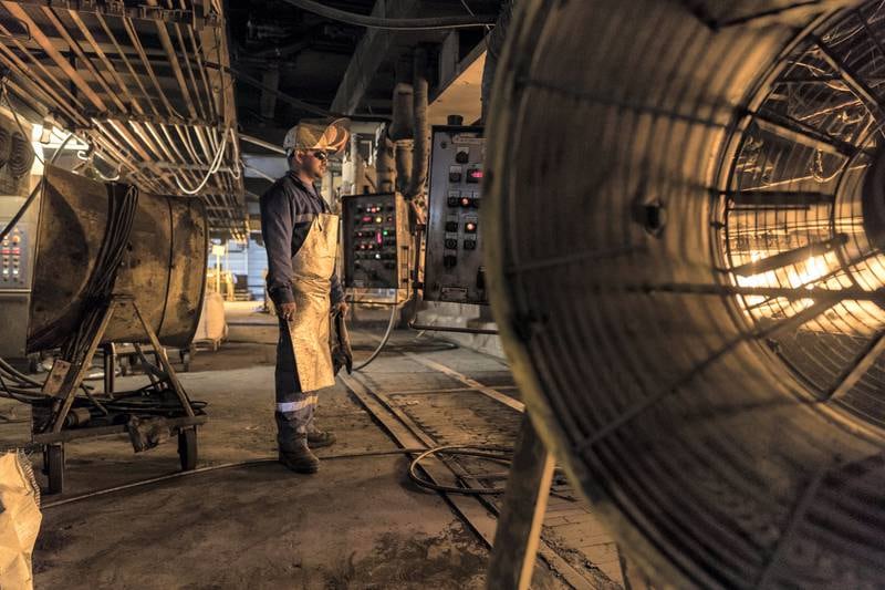 ABU DHABI, UNITED ARAB EMIRATES. 05 MARCH 2018. Site visit / press tour of the Emirates Steel plant in Mussafah. A steel worker monitors the pouring of steel bars. (Photo: Antonie Robertson/The National) Journalist: Sarmad Khan. Section: Business.