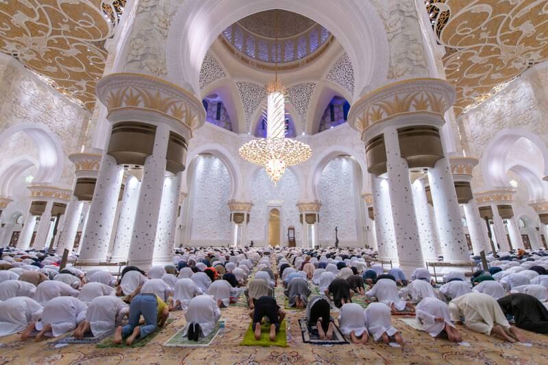 These efforts allowed a large number of worshippers to access and exit the mosque smoothly, performing night of the 27th prayers in an atmosphere of peace and tranquility.