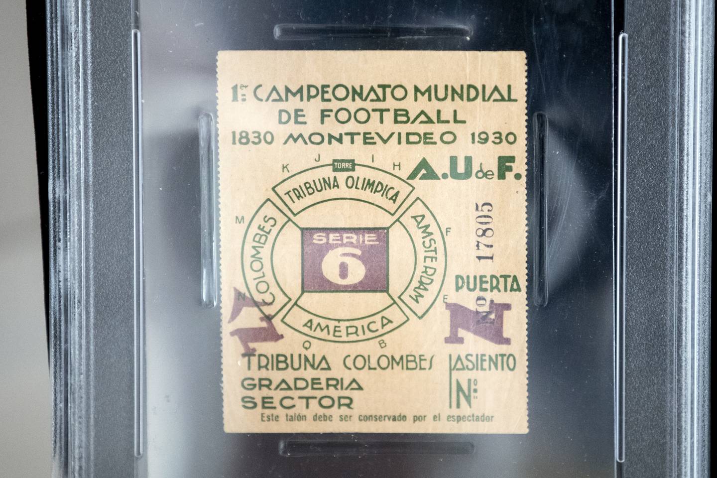 Un talon de billet pour la demi-finale de la Coupe du monde de 1930 exposé lors d'une vente aux enchères de sports à Beverly Hills, en Californie.  APE