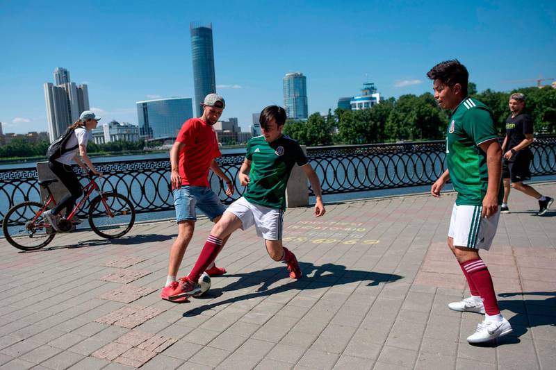 Mexico fans play with the ball on a street in Ekaterinburg on June 26, 2018 on the eve of the match betwen Mexico and Sweden. Jorge Guerrero / AFP