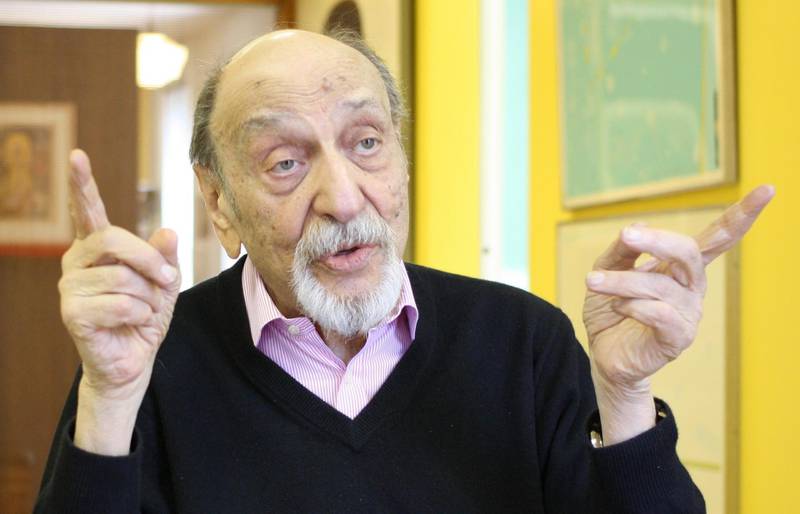 E2X7A2 New York, USA. 20th May, 2014. US designer Milton Glaser gestures during an interview at his office in New York, USA, 20 May 2014. He is the creator of of the famouse and beloved 'I love New York' logo. The designe will turn 85 on 26 June 2014. Photo: CHRISTINA HORSTEN/dpa/Alamy Live News