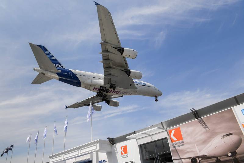 An Airbus A380 jet airliner prepares to land during the International Paris Air Show at Le Bourget, north of Paris, on June 20, 2017. / AFP PHOTO / CHRISTOPHE ARCHAMBAULT