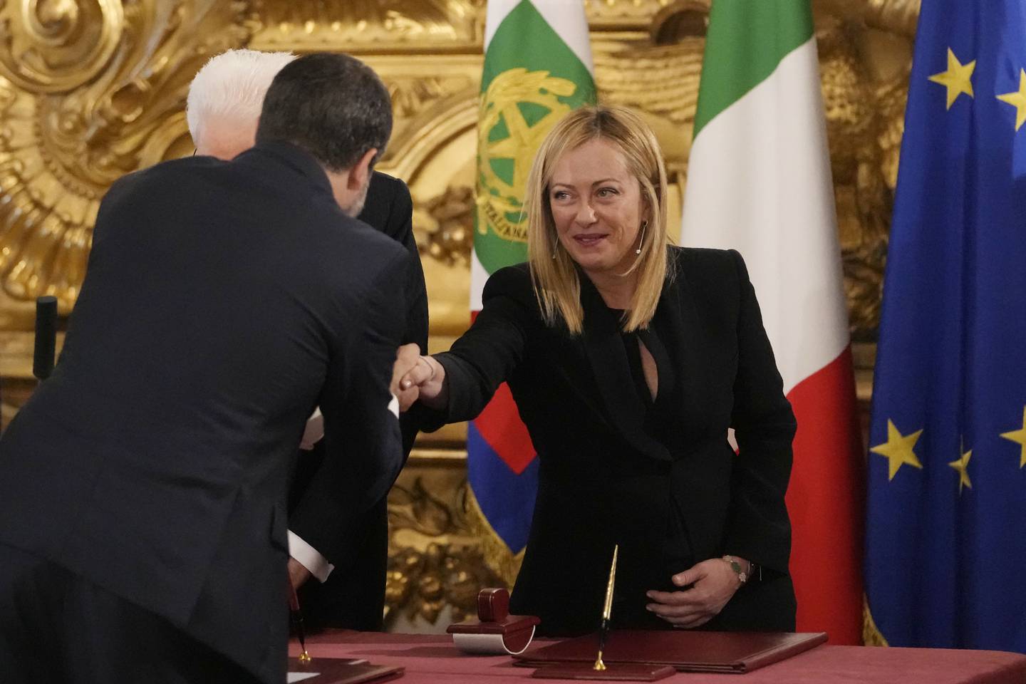 Le nouveau Premier ministre italien Giorgia Meloni serre la main du vice-Premier ministre Matteo Salvini lors de la cérémonie d'assermentation.  PA