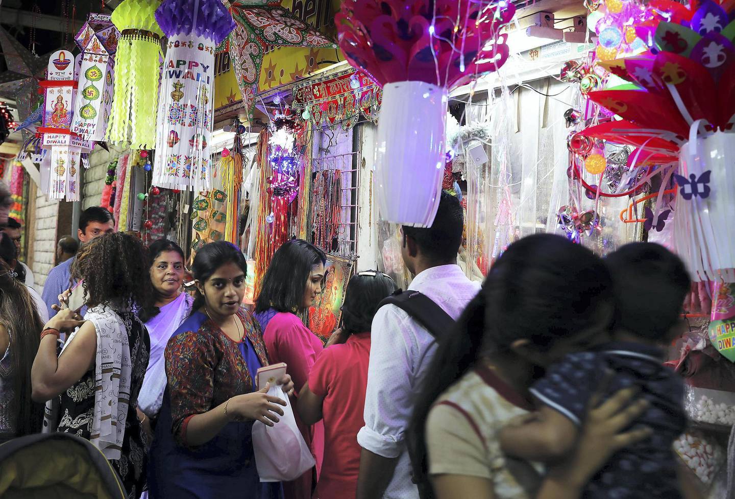 DUBAI , UNITED ARAB EMIRATES , OCT 17   – 2017 :- People buying decorative items for the Diwali festival near the Hindu temple in Bur Dubai in Dubai.  (Pawan Singh / The National) 