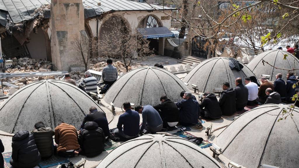 Ramadan prayers at earthquake-damaged mosque in Turkey