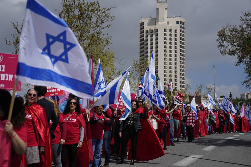 Israelis protestieren vor dem Parlament in Jerusalem gegen den Justizrevisionsplan.  AP