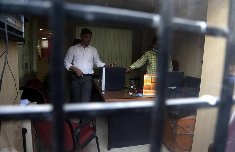 epa06542832 A Central Bureau of Investigation official takes custody of computers of Punjab National Bank branch during a raid in Mumbai, India, 19 February 2018. According to media reports, Punjab National Bank (PNB), India's second-biggest state-run bank, detected fraud worth 1.77 billion dollar at a single branch in Mumbai.  EPA/DIVYAKANT SOLANKI
