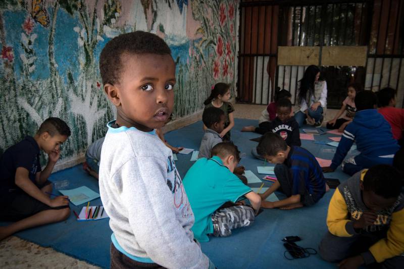 Sudanese refugee children, who fled clashes across Libya between forces loyal to the internationally recognised Government of National Accord (GNA) and forces loyal to strongman Khalifa Haftar, attend an art session at a school in Libya's capital Tripoli on May 5, 2019. (Photo by FADEL SENNA / AFP)