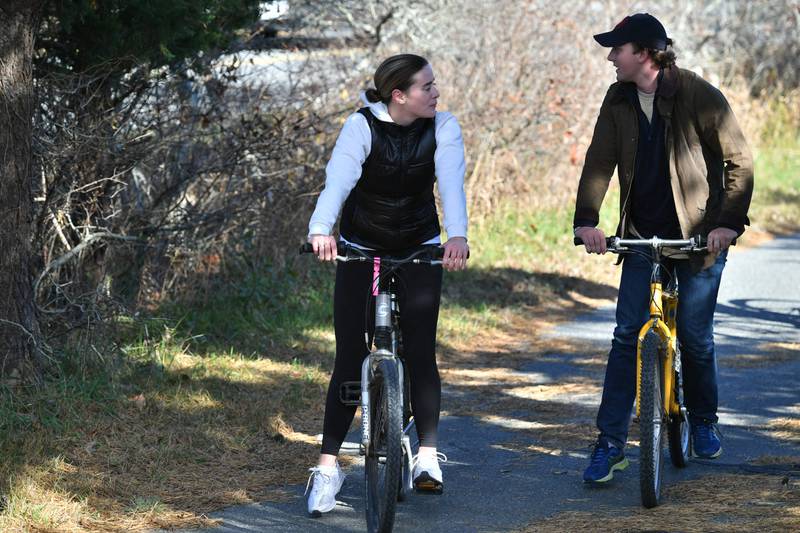 (FILES) In this file photo taken on November 25, 2021, Naomi Biden, the granddaughter of US President Joe Biden, and her fiancé Peter Neal ride bikes in Nantucket, Massachusetts.  - US President Joe Biden and First Lady Jill Biden's granddaughter Naomi Biden said April 4, 2022, she will celebrate her wedding reception at the White House later this year.  (Photo by MANDEL NGAN  /  AFP)