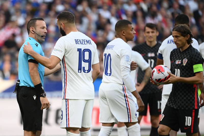 France forward Karim Benzema argues with referee Orel Grinfeld after the official awarded Croatia a penalty. AFP