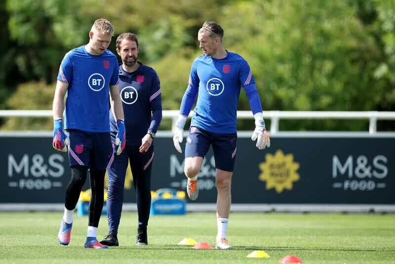 Manager Gareth Southgate speaks with Aaron Ramsdale and Jordan Pickford.