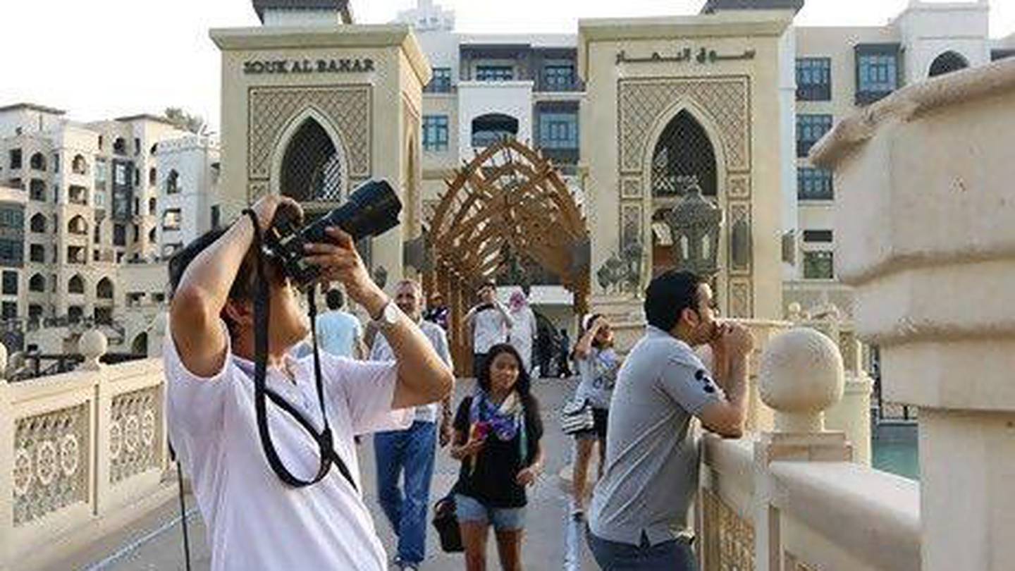 Открыт ли дубай для туристов сейчас. Абу Даби туристы. Дубай люди. Дубай экскурсовод с туристами. Девушки ОАЭ.