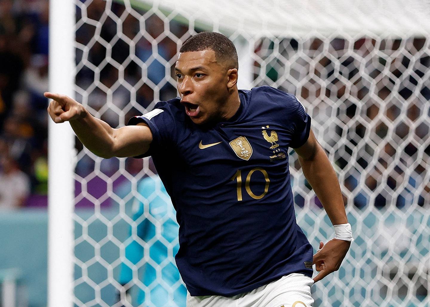 Le Français Kylian Mbappe célèbre son troisième but contre l'Australie.  Reuter