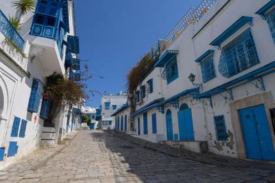 A general view shows closed shops in the village of Sidi Bou Said, some 20 kilometres northeast of Tunis, on April 4, 2020, during the general confinement imposed by the authorities in order to stem the spread of the novel cononavirus.  / AFP / FETHI BELAID

