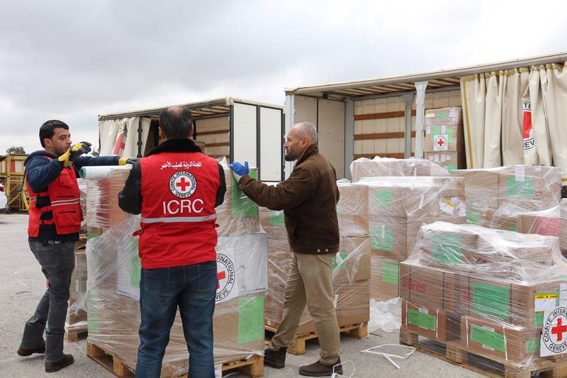 Mitarbeiter des Internationalen Komitees vom Roten Kreuz (IKRK) bereiten in Amman Kisten mit humanitärer Hilfe vor, bevor sie sie in ein Flugzeug mit Ziel Port Sudan verladen.  AFP-Foto