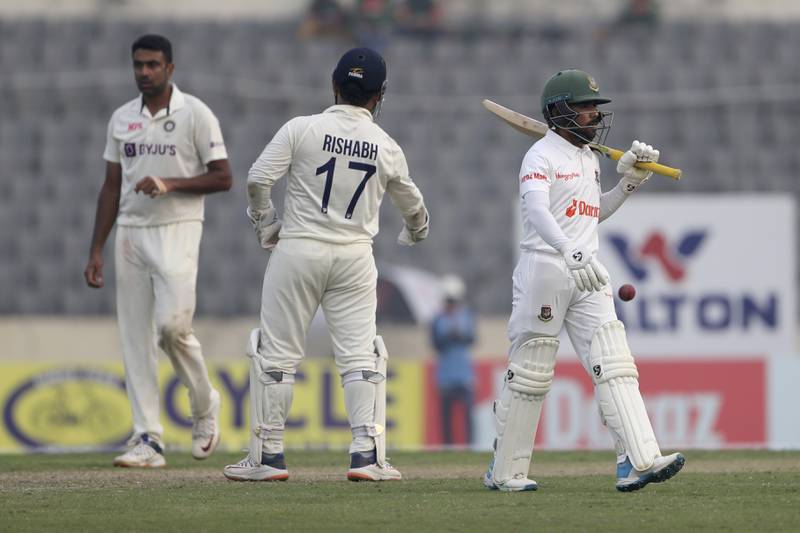 India's Ravichandran Ashwin, left, and Rishabh Pant, center, celebrate the dismissal of Bangladesh's Mominul Haque, right, during the first day of the second cricket test match between Bangladesh and India, in Dhaka, Bangladesh, Thursday, Dec.  22, 2022.  (AP Photo / Surjeet Yadav)