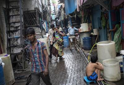 Poverty is rife in the slums of Mumbai and wealthy Indians seem overwhelmed by it. (Danish Siddiqui / Reuters)