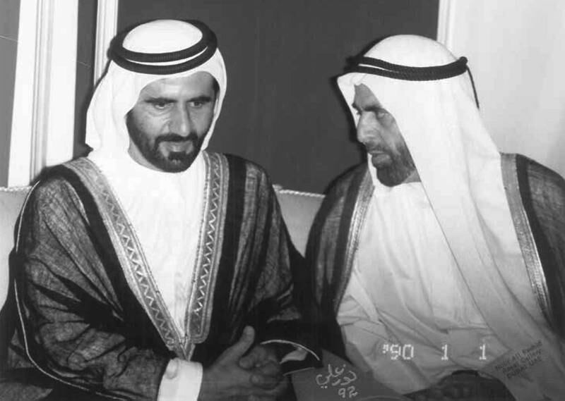 Scheich Mohammed bin Rashid, Vizepräsident und Herrscher von Dubai, mit Abdulla Al Ghurair, dem Gründer der Abdulla Al Ghurair Foundation, im Jahr 1990. Foto: Abdulla Al Ghurair Foundation