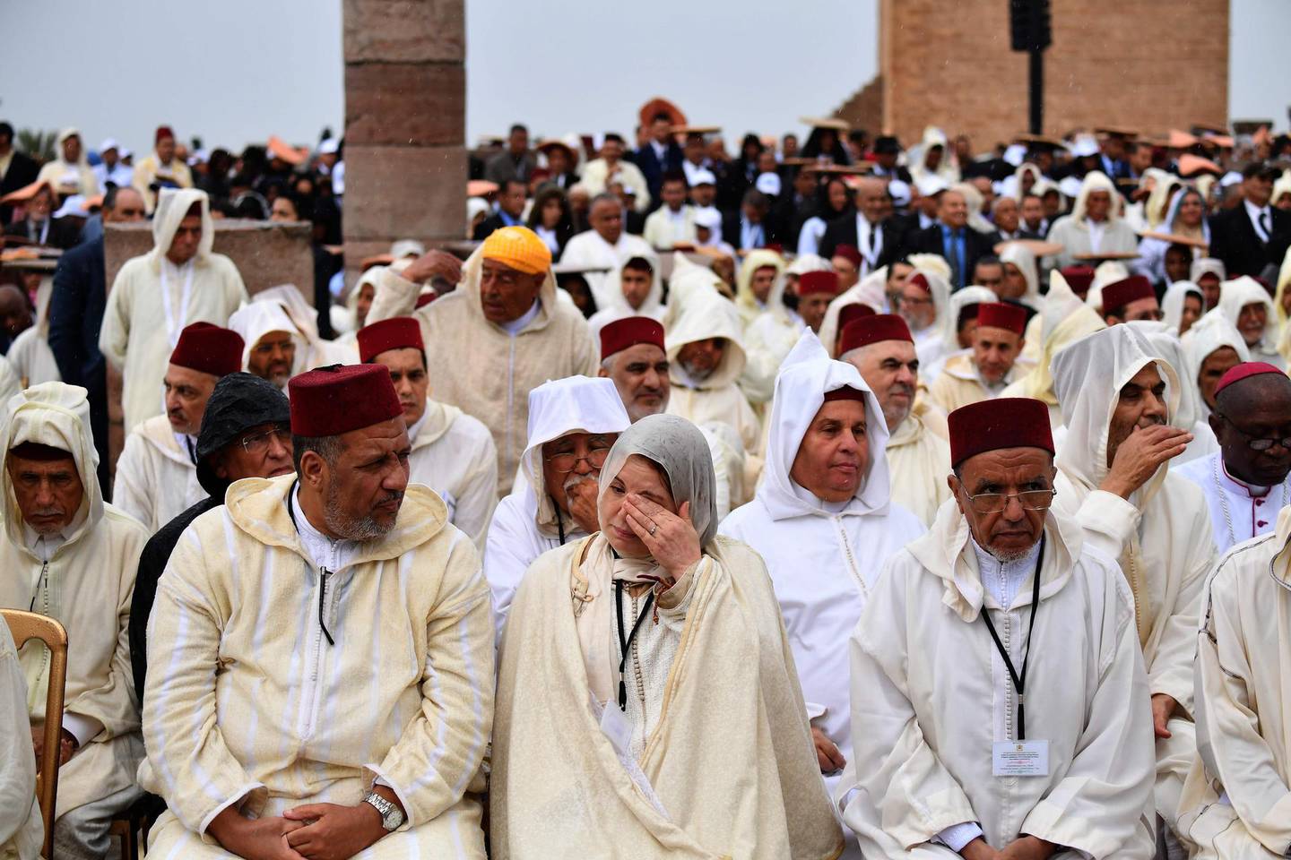Moroccans listen to a speech delivered by Pope Francis in the capital Rabat on March 30, 2019 during the pontiff's visit which will see him meet Muslim leaders and migrants ahead of a mass with the minority Catholic community.  / AFP / Alberto PIZZOLI
