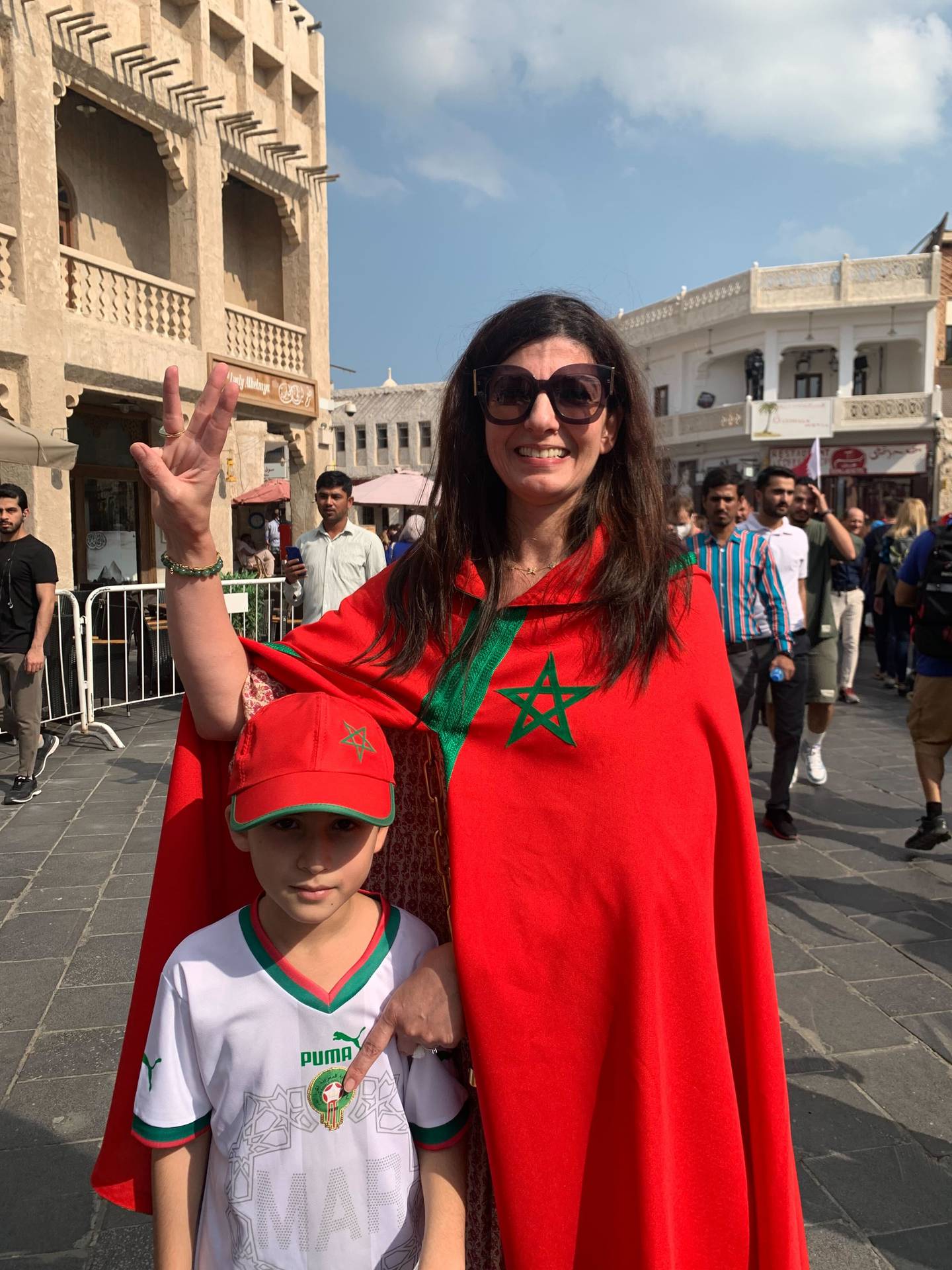 Khadija Rhazi, flog mit ihrem Sohn von Rabat in Marokko nach Doha, um das Gefühl zu haben, Teil der marokkanischen Geschichte zu sein.  Foto: Ali Al Shouk