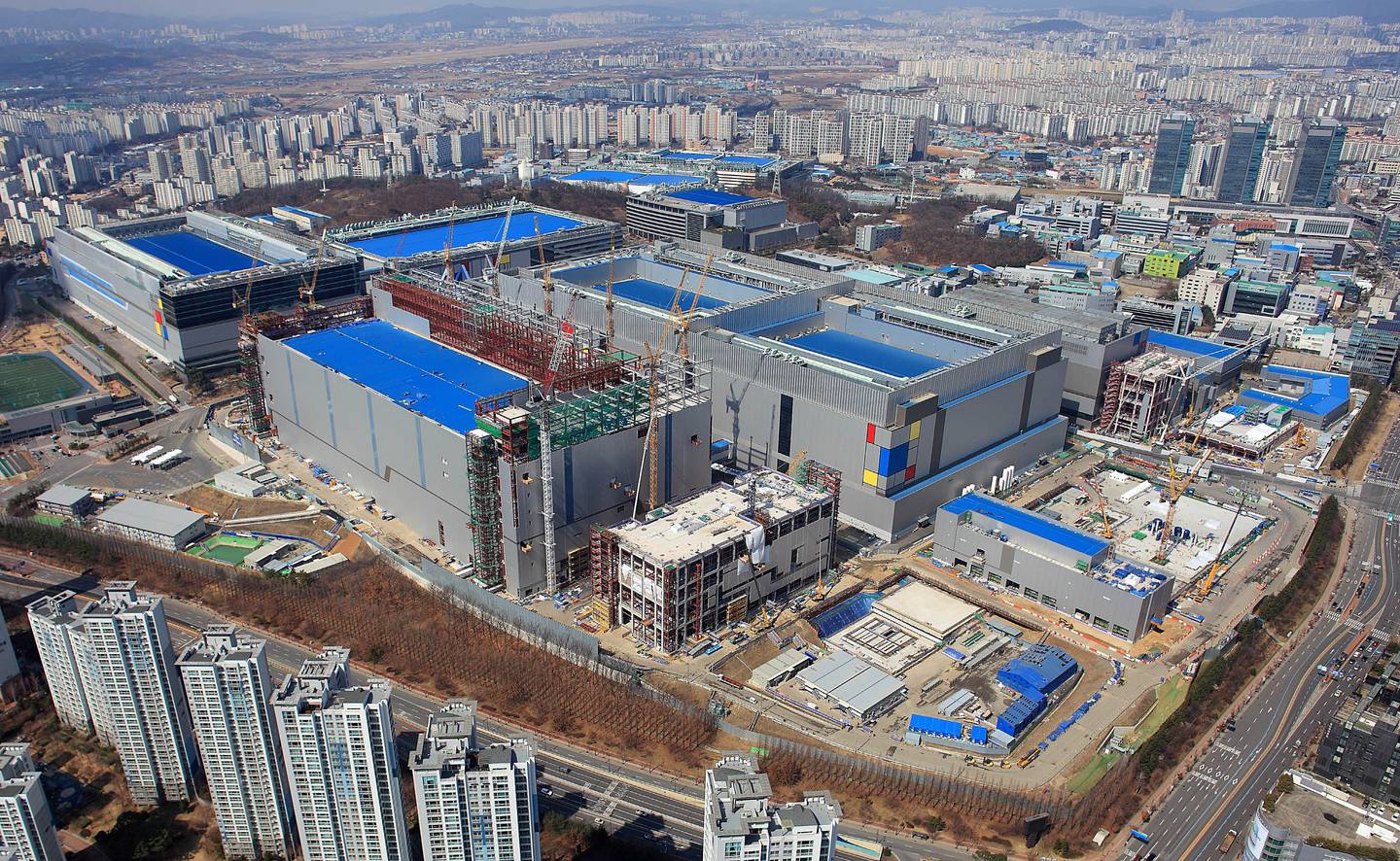 epa07509193 A handout photo made available by Samsung Electronics Co. shows the company's semiconductor production facility in Hwaseong, south of Seoul, South Korea, 16 April 2019. The world's largest memory chip maker said it has completed the development of its latest 5-nanometer (nm), ultraviolet (EUV)-based fabrication process technology.  EPA/SAMSUNG ELECTRONICS CO. / HANDOUT  HANDOUT EDITORIAL USE ONLY/NO SALES