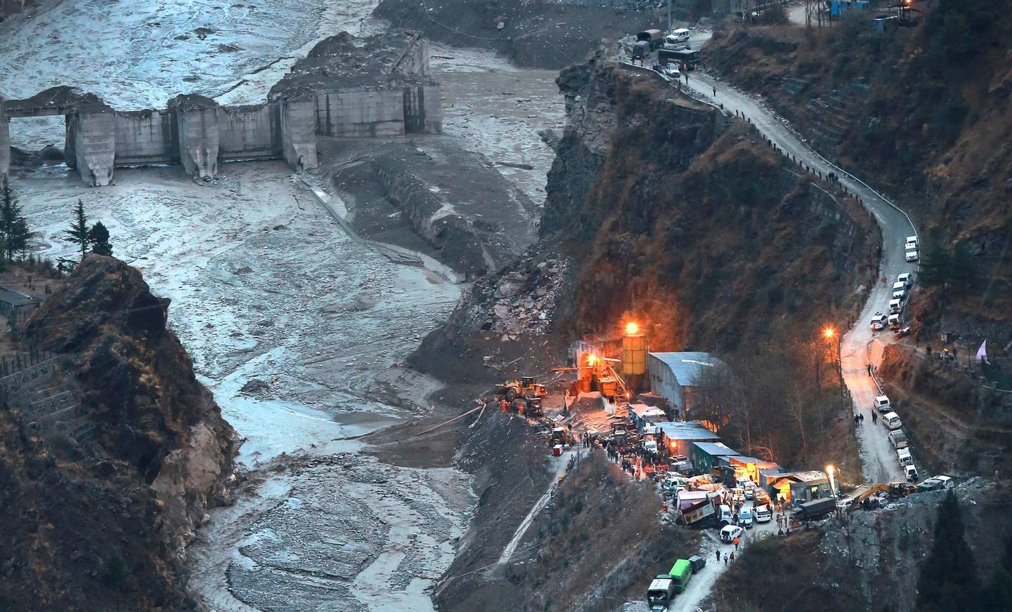 Eine Luftaufnahme des Tapovan-Staudamms zwei Tage, nachdem ein Teil des Nanda-Devi-Gletschers abgebrochen war und das dahinter eingeschlossene Wasser in Tapovan, im nördlichen Bundesstaat Uttarakhand, Indien, am Dienstag, den 9. Februar 2021, freisetzte. Wissenschaftler untersuchen, was den Gletscher dazu veranlasst hat Bruch – möglicherweise eine Lawine oder eine Freisetzung von angesammeltem Wasser.  Experten sagen, dass der Klimawandel schuld sein könnte, da die Erwärmung der Temperaturen die Gletscher schrumpfen lässt und sie weltweit instabil macht.  (AP-Foto)