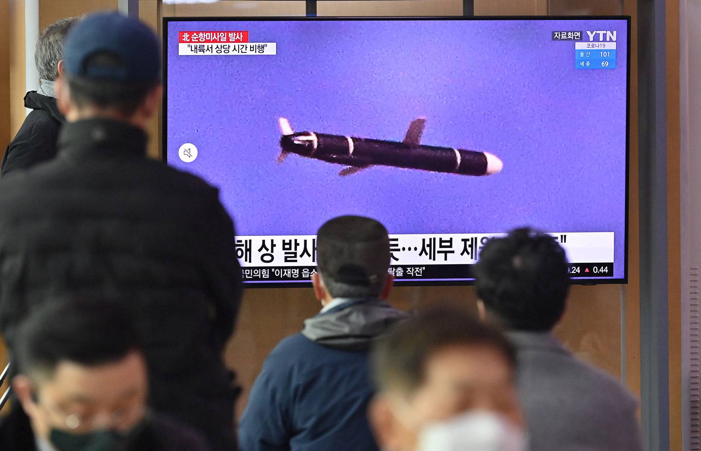 People watch a news broadcast on a North Korean missile test, at a railway station in Seoul on January 25, 2022. AFP