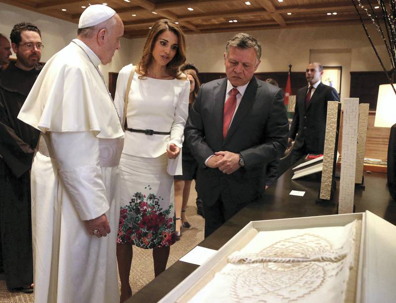 Jordan's King Abdullah II (R) and his wife Queen Rania (C) give Pope Francis (L) a tour of the Royal Palace in Amman on May 24, 2014. Pope Francis made an urgent plea for peace in war-torn Syria as he kicked off a three-day pilgrimage to the Middle East.  AFP PHOTO/JORDANIAN ROYAL PALACE/YOUSEF ALLAN   == RESTRICTED TO EDITORIAL USE - MANDATORY CREDIT "AFP PHOTO/JORDANIAN ROYAL PALACE/YOUSEF ALLAN" - NO MARKETING NO ADVERTISING CAMPAIGNS - DISTRIBUTED AS A SERVICE TO CLIENTS == (Photo by YOUSEF ALLAN / JORDANIAN ROYAL PALACE / AFP)