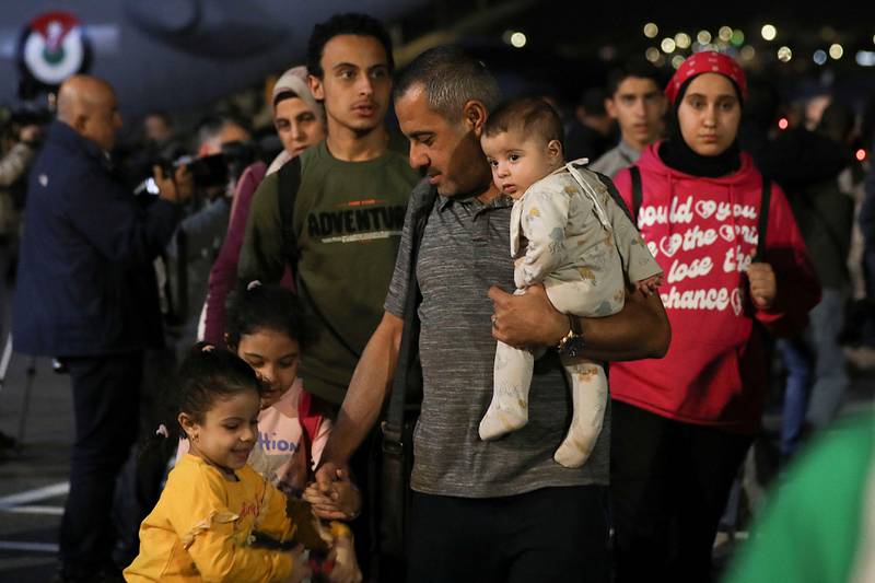 Jordanische Staatsbürger und andere Staatsangehörige, die aus dem Sudan evakuiert wurden, kommen am Militärflughafen Marka in Amman an.  Reuters